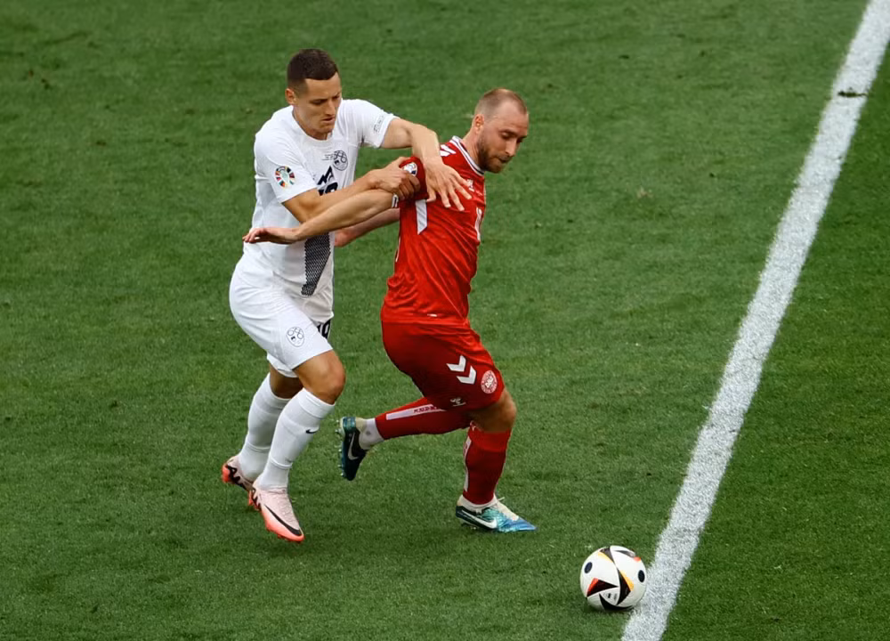 Christian Eriksen ghi bàn cho Đan Mạch ở phút 17. (Ảnh Reuters)