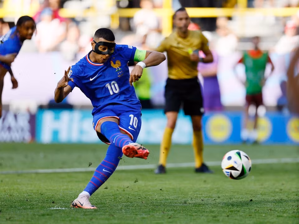 Mbappe ghi bàn trên chấm 11m là không đủ để Pháp có một trận thắng. (Ảnh: reuters)