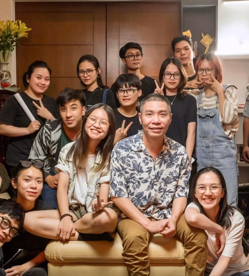 Minh Hiếu (hàng thứ 2, đứng từ 3 từ phải sang) tham gia tác nghiệp cùng đội ngũ sản xuất. (Ảnh: NVCC) Minh Hiếu (hàng thứ 2, đứng từ 3 từ phải sang) tham gia tác nghiệp cùng đội ngũ sản xuất. (Ảnh: NVCC)