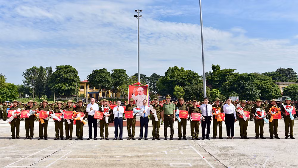 Các đồng chí lãnh đạo tỉnh và lãnh đạo thành phố Tuyên Quang tặng hoa lực lượng tham gia bảo vệ an ninh, trật tự ở cơ sở.