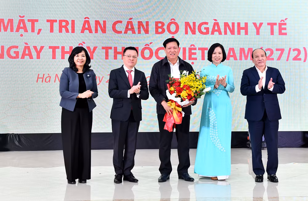 Tổng Biên tập Báo Nhân Dân Lê Quốc Minh và đại diện các cơ quan thông tấn, báo chí tặng hoa chúc mừng ngành Y tế nhân Ngày Thầy thuốc Việt Nam (27/2).