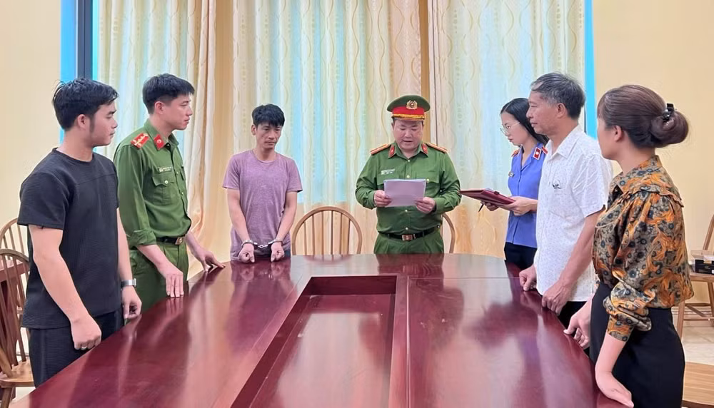 Cơ quan Cảnh sát điều tra Công an huyện Yên Sơn đọc lệnh bắt tạm giam đối tượng Nguyễn Văn Bằng.