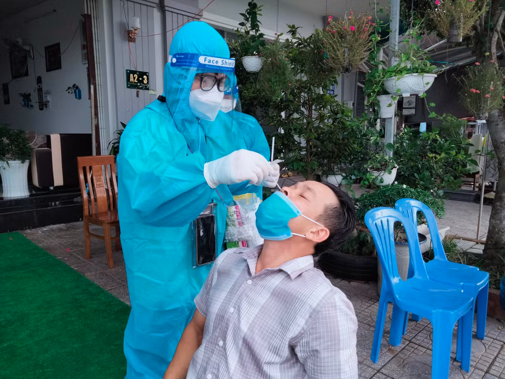 Nhân viên y tế xét nghiệm Covid-19 cho người dân trên địa bàn thành phố Rạch Giá, tỉnh Kiên Giang.