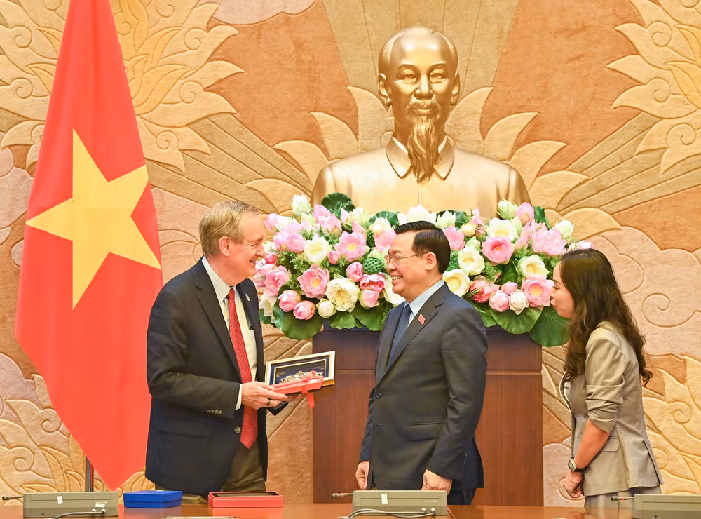 Chủ tịch Quốc hội Vương Đình Huệ tặng quà lưu niệm cho Đoàn Nghị sĩ Quốc hội Hoa Kỳ.