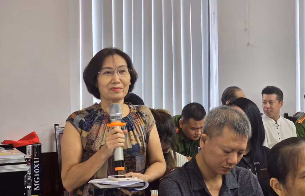 Một chủ cơ sở thông tin về công tác thực hiện khắc phục an toàn phòng cháy chữa cháy.