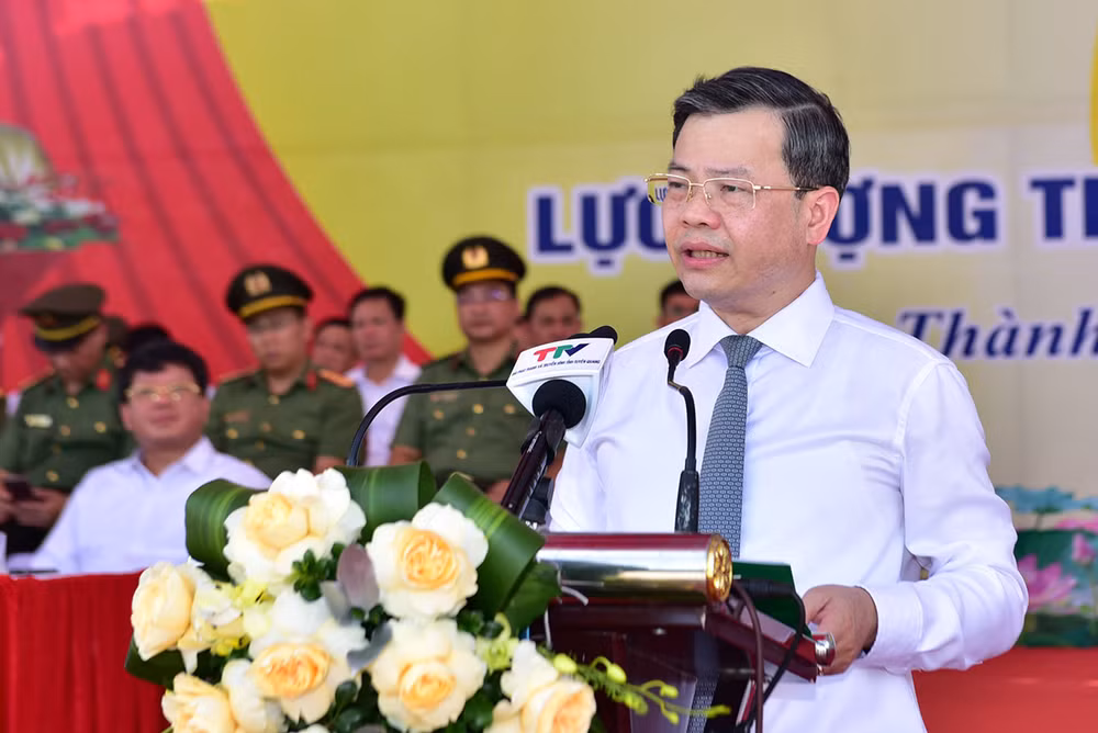 Đồng chí Nguyễn Văn Sơn, Chủ tịch Ủy ban nhân dân tỉnh Tuyên Quang phát biểu tại buổi lễ.