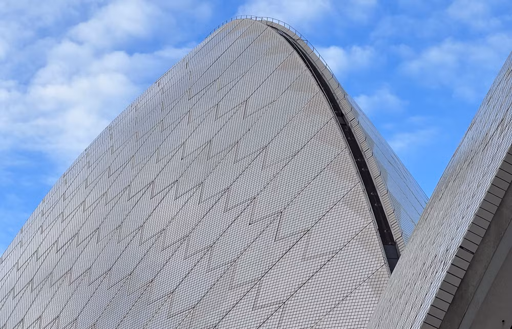 Các tòa nhà hình vỏ sò có màu trắng đồng nhất, bên trên có hoa văn chevron tinh tế (họa tiết hình chữ V) bao gồm 1.056.006 viên gạch mang hai màu trắng bóng và kem.