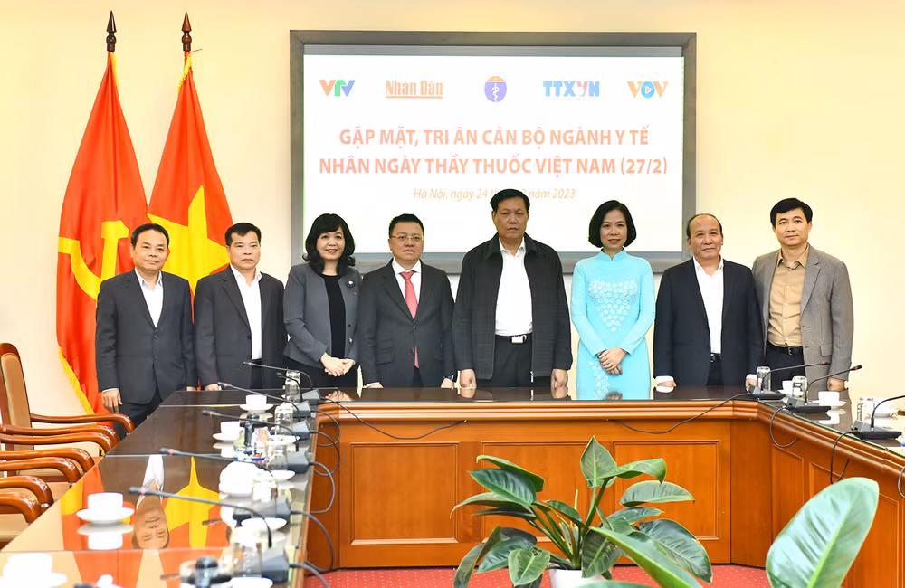 Đồng chí Lê Quốc Minh, Ủy viên Trung ương Đảng, Tổng Biên tập Báo Nhân Dân, Phó Trưởng Ban Tuyên giáo Trung ương, Chủ tịch Hội Nhà báo Việt Nam và các đại biểu dự buổi gặp mặt.