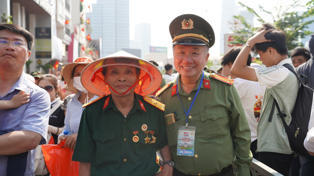 Người cựu chiến binh hỏi đường nhận được sự hướng dẫn tận tình từ lực lượng an ninh. Người cựu chiến binh hỏi đường nhận được sự hướng dẫn tận tình từ lực lượng an ninh.