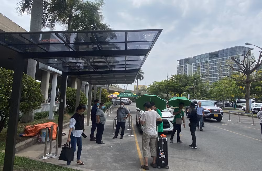 Mái che phục vụ hành khách.