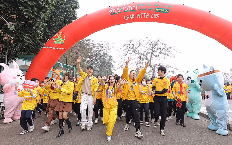Hàng nghìn đội viên, thiếu niên tỉnh Thái Nguyên cùng những gương mặt có sức ảnh hưởng trong giới trẻ tham gia đi bộ gây quỹ học bổng.