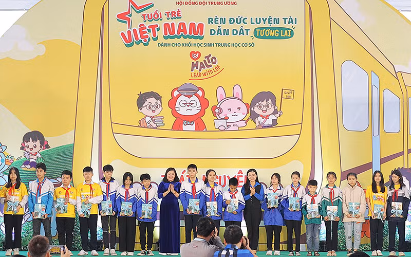 Bí thư Trung ương Đoàn Thanh niên Cộng sản Hồ Chí Minh, Chủ tịch Hội đồng Đội Trung ương Nguyễn Phạm Duy Trang (thứ 8 từ phải sang) trao học bổng, quà tặng thiếu nhi có hoàn cảnh khó khăn tại Ngày hội.