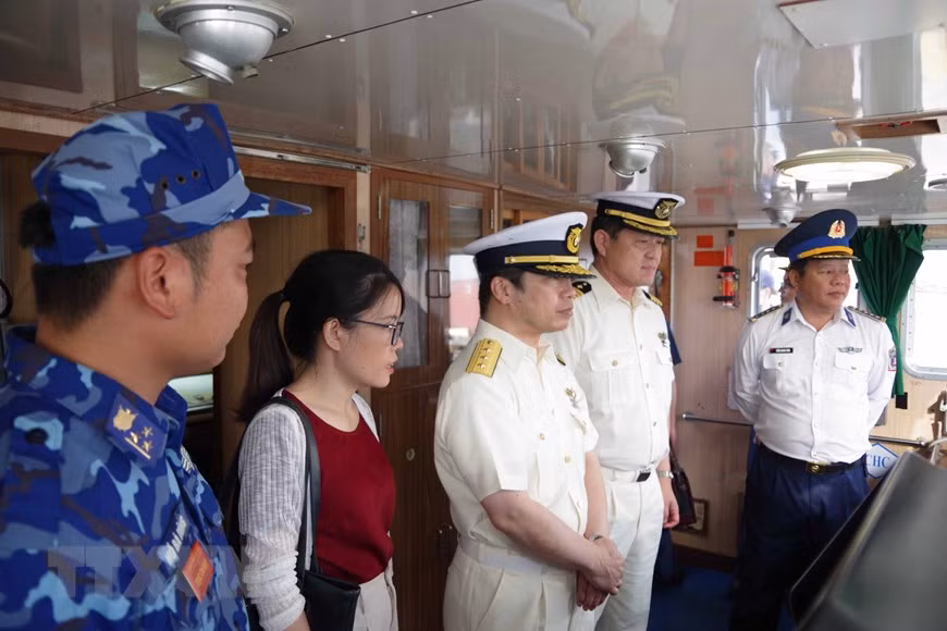 Chỉ huy tàu tuần tra Settsu và Tư Lệnh Vùng Cảnh sát biển 2 kiểm tra công tác phối hợp luyện tập trên biển. (Ảnh: Đoàn Hữu Trung/TTXVN)