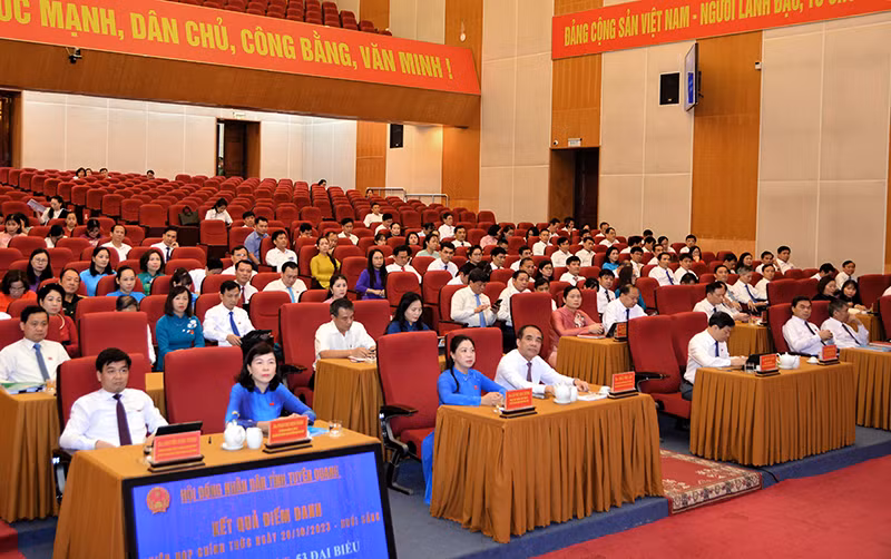 Các đại biểu tham dự kỳ họp.