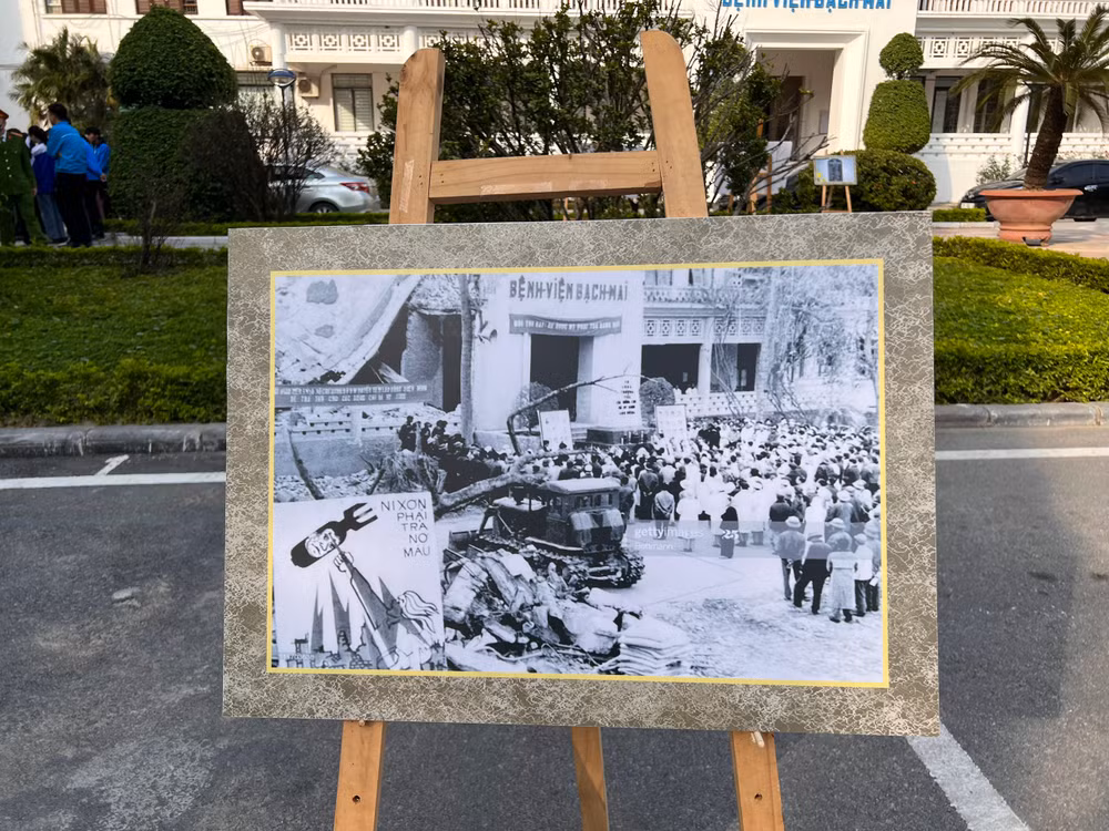 Hình ảnh Bệnh viện Bạch Mai hoang tàn sau trận bom. (Ảnh: Trung Hiếu)