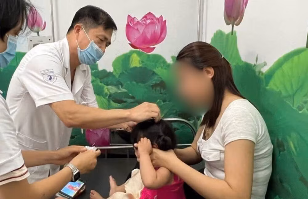 Bác sĩ chuyên khoa I Nguyễn Thế Dũng, Giám đốc Trung tâm Điều trị và chăm sóc trẻ tự kỷ, bại não hỗ trợ bệnh nhân.