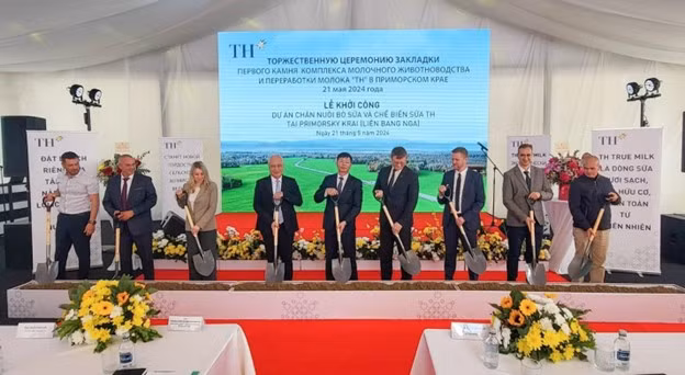 Các đại biểu thực hiện nghi thức khởi công Dự án Chăn nuôi bò sữa và chế biến sữa TH tại Primorsky Krai.