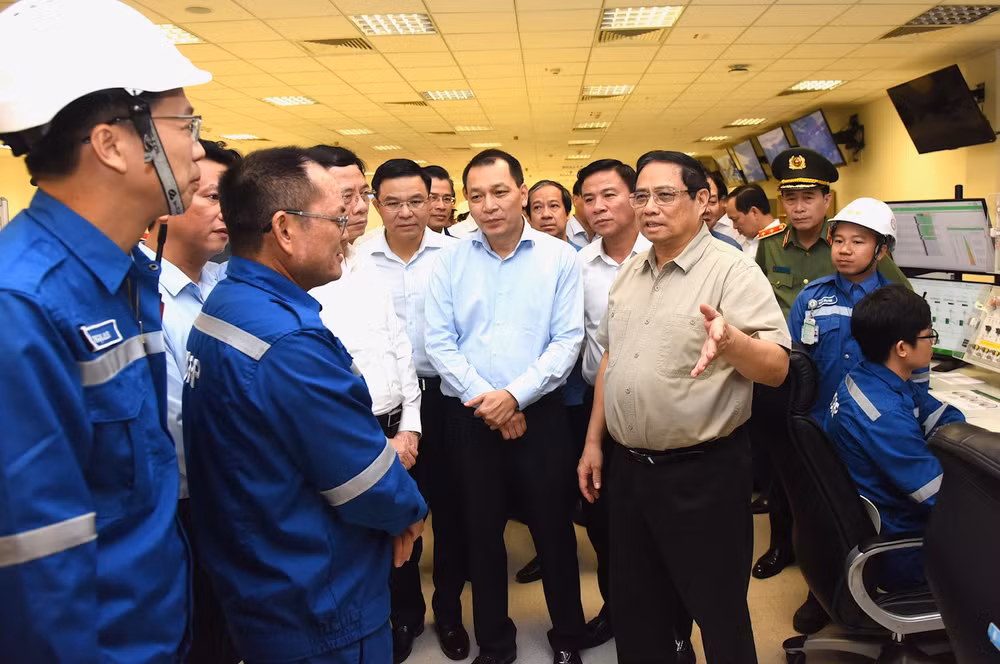 Thủ tướng Phạm Minh Chính kiểm tra công tác vận hành Nhà máy lọc hóa dầu Nghi Sơn.