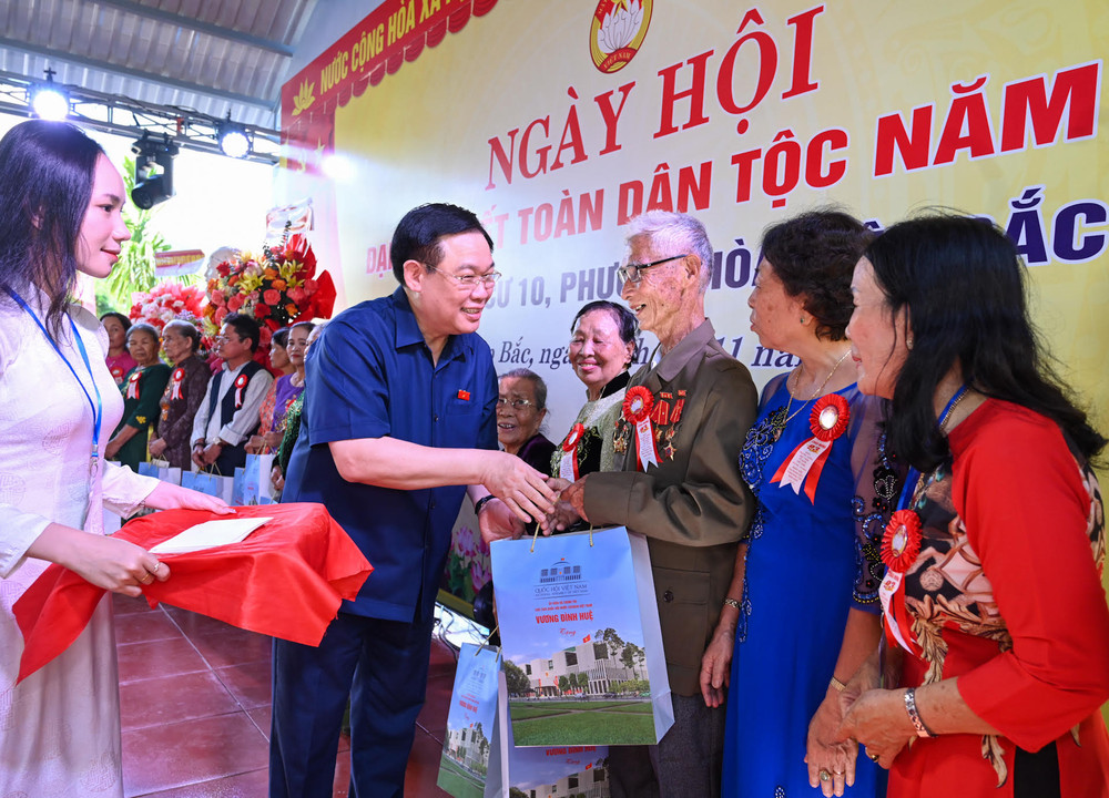 Chủ tịch Quốc hội Vương Đình Huệ với người dân Khu dân cư 10 tại Ngày hội Đại đoàn kết. (Ảnh DUY LINH)