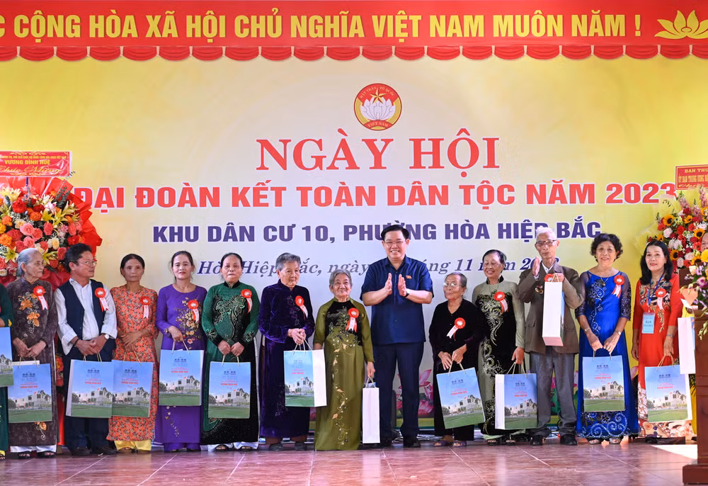 Chủ tịch Quốc hội Vương Đình Huệ tặng quà cho các gia đình chính sách, hộ gia đình tiêu biểu tại Ngày hội Đại đoàn kết.