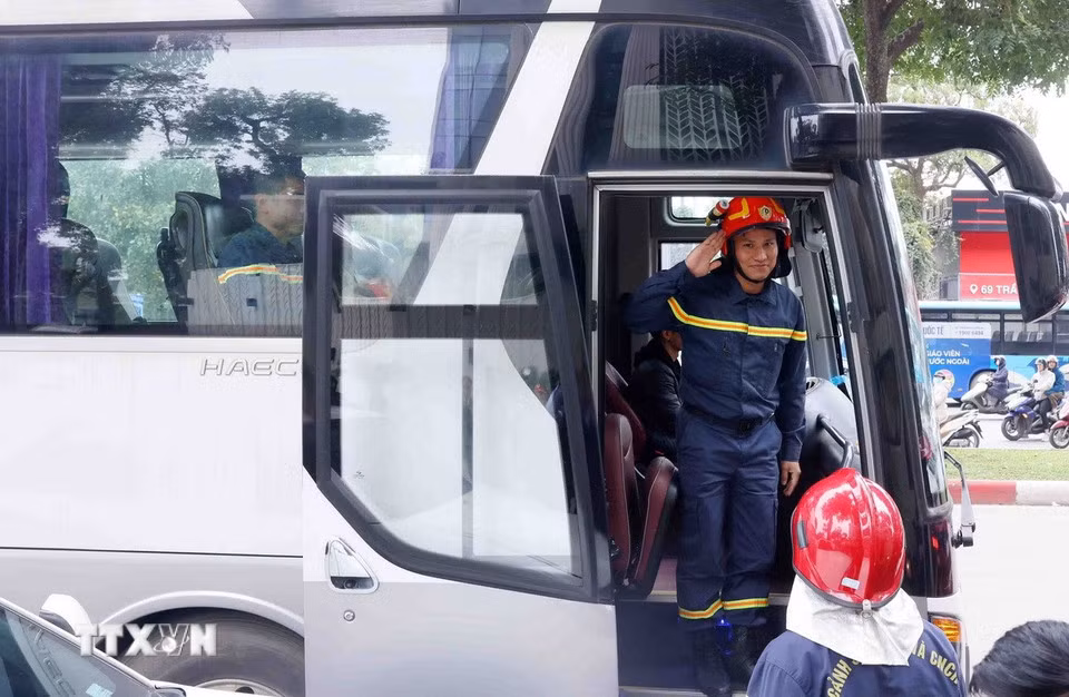 Cán bộ, chiến sỹ Phòng cháy chữa cháy và Cứu nạn cứu hộ Việt Nam lên đường làm nhiệm vụ tại Myanmar. (Ảnh: TTXVN)