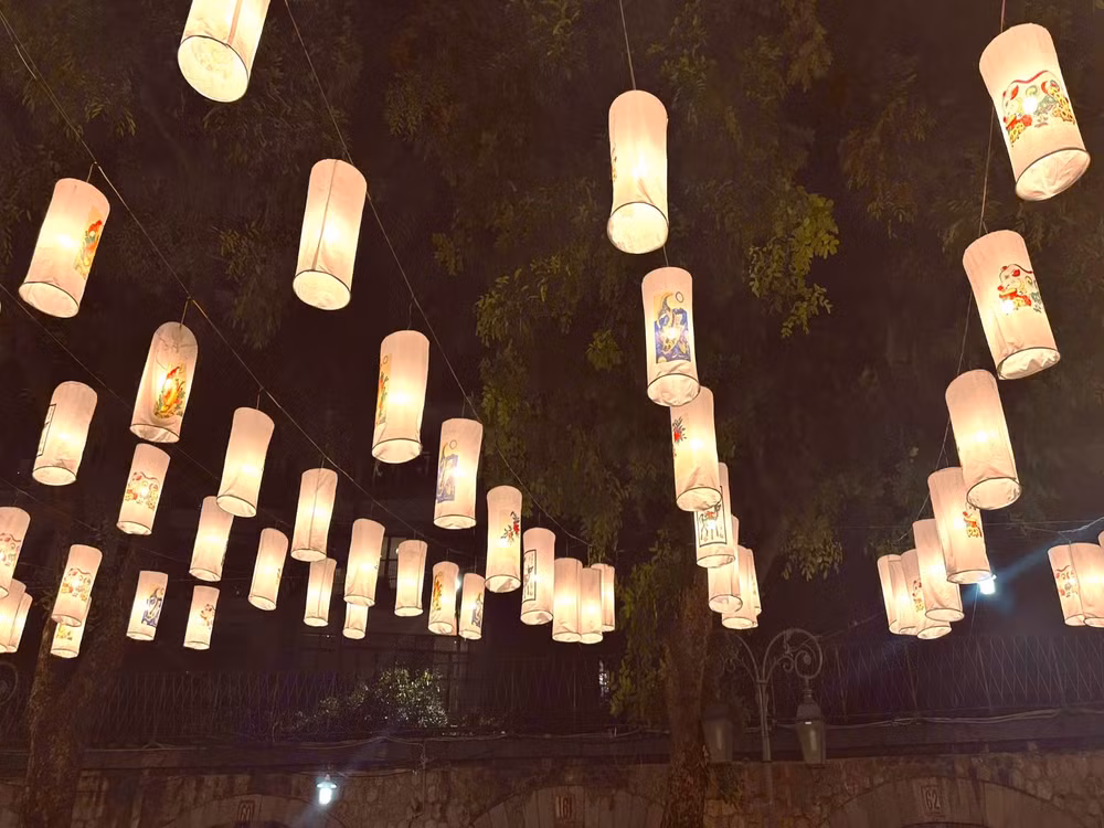 Những chiếc đèn lồng đủ đẹp để làm một vị trí check-in hấp dẫn.