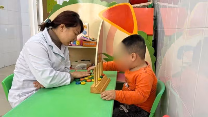 Trong y học cổ truyền, rối loạn phổ tự kỷ (ASD) được mô tả trong phạm vi chứng “ngũ trì” (5 chứng chậm ở trẻ em), trong đó nổi bật nhất là chứng chậm nói.