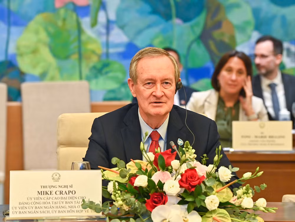 Thượng Nghị sĩ Mike Carpo phát biểu tại buổi tiếp.