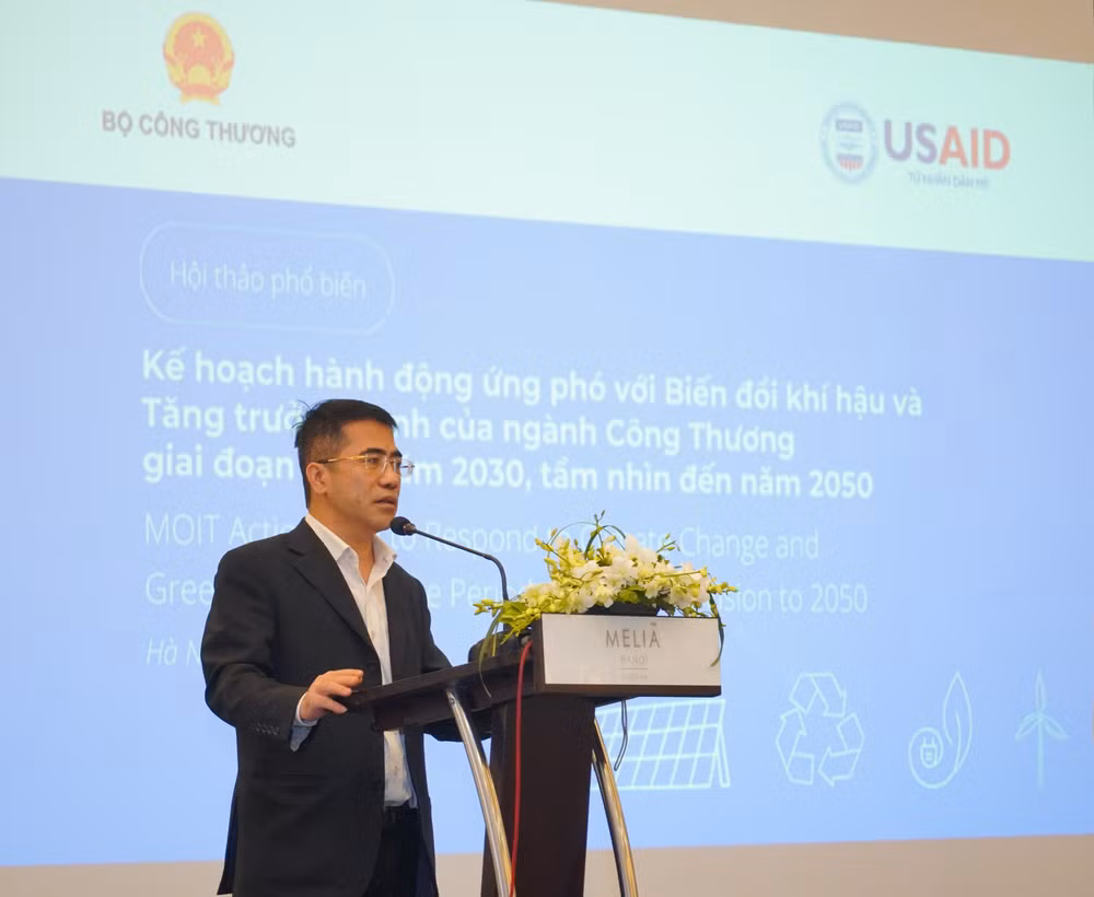 Ông Tăng Thế Hùng, Phó Vụ trưởng Vụ Tiết kiệm năng lượng và Phát triển bền vững - Bộ Công thương phát biểu tại hội thảo.