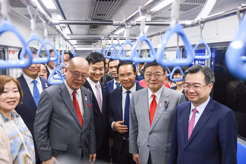 Phó Bí thư thường trực Thành ủy Thành phố Hồ Chí Minh Nguyễn Thanh Nghị cùng Thứ trưởng Bộ Ngoại giao Nhật Bản bắt đầu hành trình từ ga Bến Thành đến Suối Tiên.