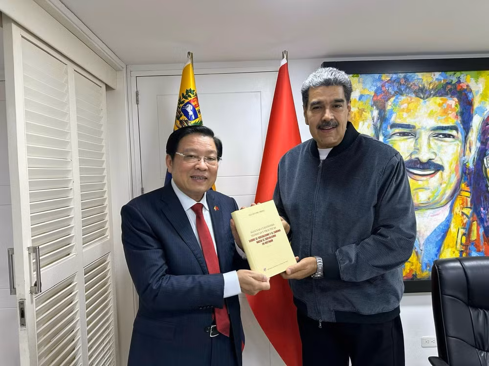 Tại cuộc hội kiến, đồng chí Phan Đình Trạc, Ủy viên Bộ Chính trị, Bí thư Trung ương Đảng, Trưởng Ban Nội chính Trung ương tặng Tổng thống Venezuela N. Maduro cuốn sách "Một số vấn đề lý luận và thực tiễn về chủ nghĩa xã hội và con đường đi lên chủ nghĩa xã hội ở Việt Nam" của Tổng Bí thư Nguyễn Phú Trọng.