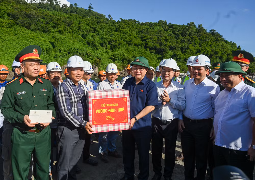 Chủ tịch Quốc hội Vương Đình Huệ tặng quà cho đại diện các nhà thầu thi công dự án.