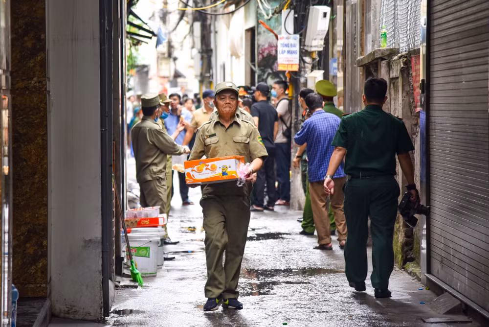 Những thực phẩm ăn liền, sữa uống được người dân ủng hộ cho lực lượng chức năng đang làm nhiệm vụ.