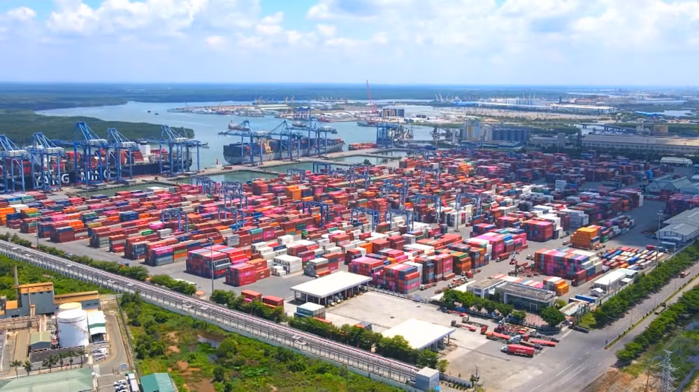 Logistics bao gồm rất nhiều công việc "tay chân" như bốc xếp, kiểm đếm hàng hóa, vận hành phương tiện và quản lý kho bãi.