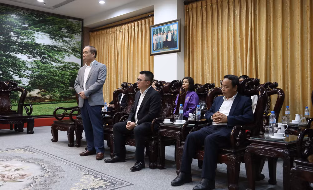 Đồng chí Chẩu Văn Lâm, Ủy viên Trung ương Đảng, Bí thư Tỉnh ủy, Trưởng Đoàn đại biểu Quốc hội tỉnh Tuyên Quang phát biểu cảm ơn các nhà tài trợ.