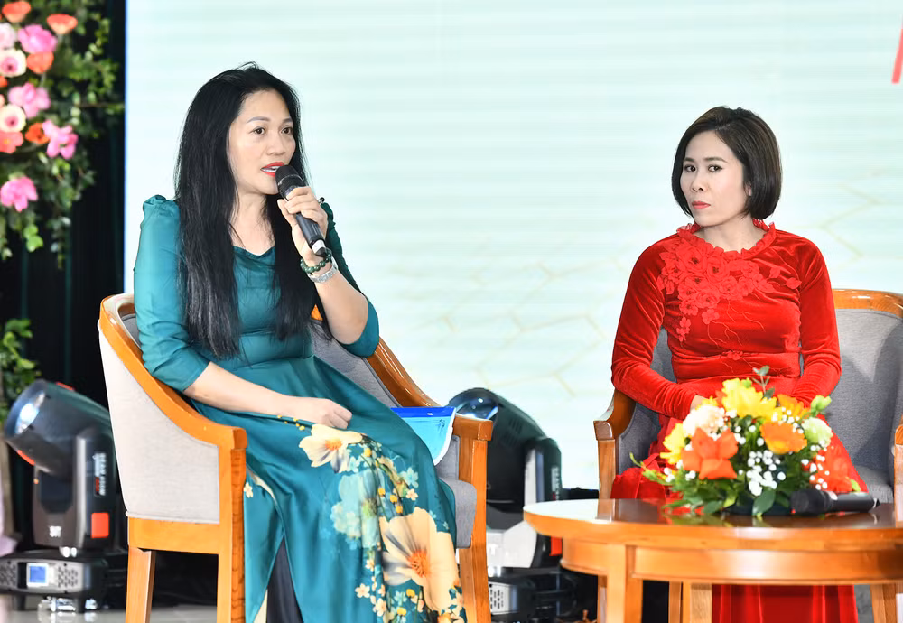 Bác sĩ chuyên khoa 1 Phạm Thị Hồng Lam, Phó Giám đốc Trung tâm Y tế huyện Nghi Xuân (Hà Tĩnh) chia sẻ tại phiên tọa đàm với chủ đề “Nỗ lực vì sức khỏe nhân dân”.