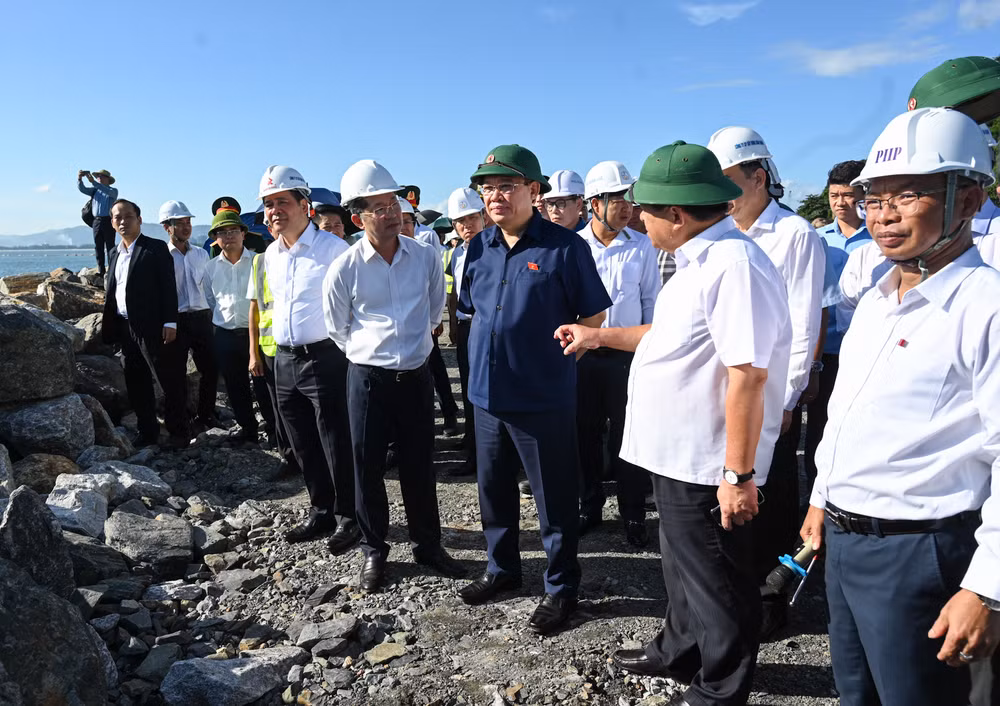 Chủ tịch Quốc hội Vương Đinh Huệ thị sát dự án Cảng Liên Chiểu.