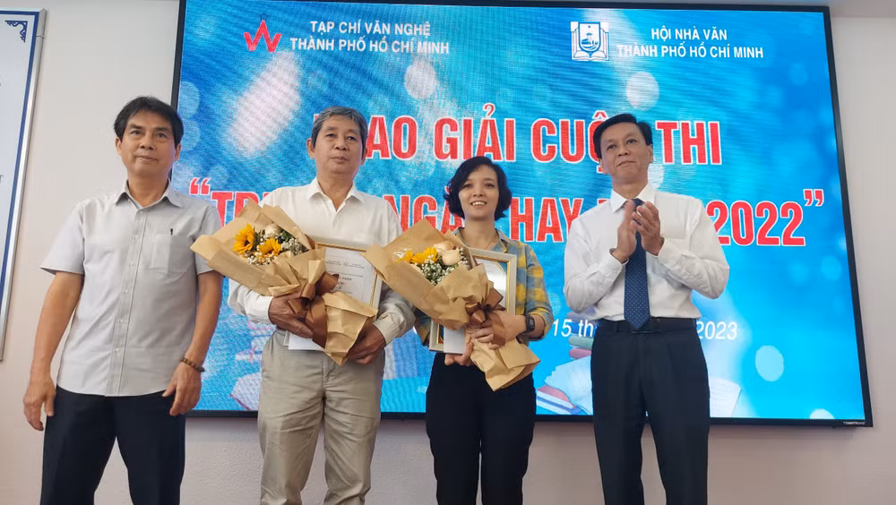 Các đại biểu trao giải Nhì cho hai tác giả đoạt giải.