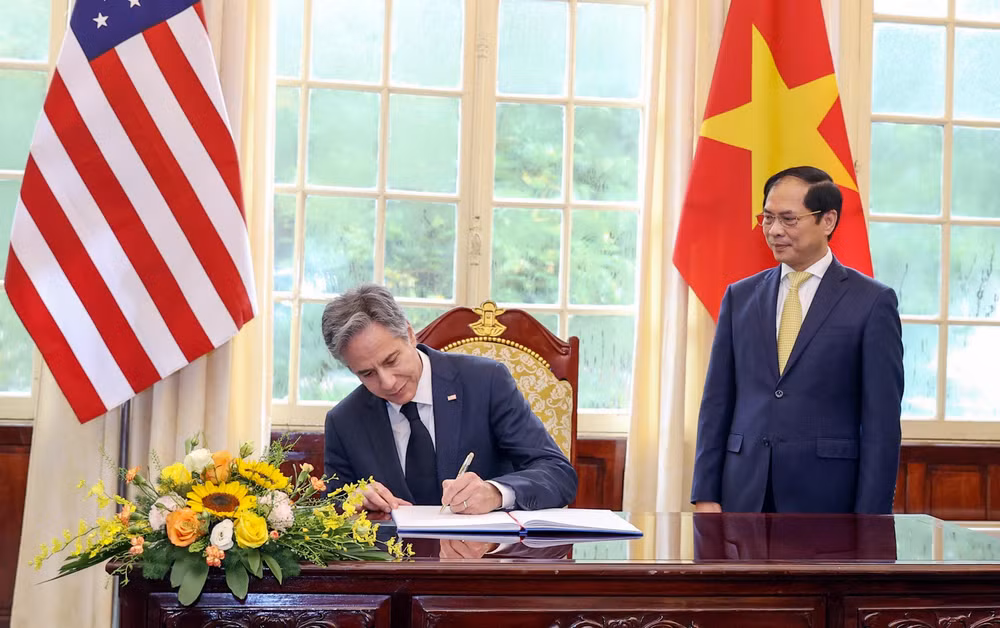 Bộ trưởng Ngoại giao Bùi Thanh Sơn chứng kiến Bộ trưởng Ngoại giao Hoa Kỳ Antony Blinken ghi lưu bút. Bộ trưởng Ngoại giao Bùi Thanh Sơn chứng kiến Bộ trưởng Ngoại giao Hoa Kỳ Antony Blinken ghi lưu bút.