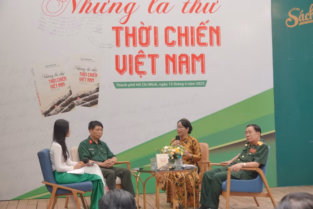 Các đại biểu trong buổi giao lưu, ra mắt cuốn sách.