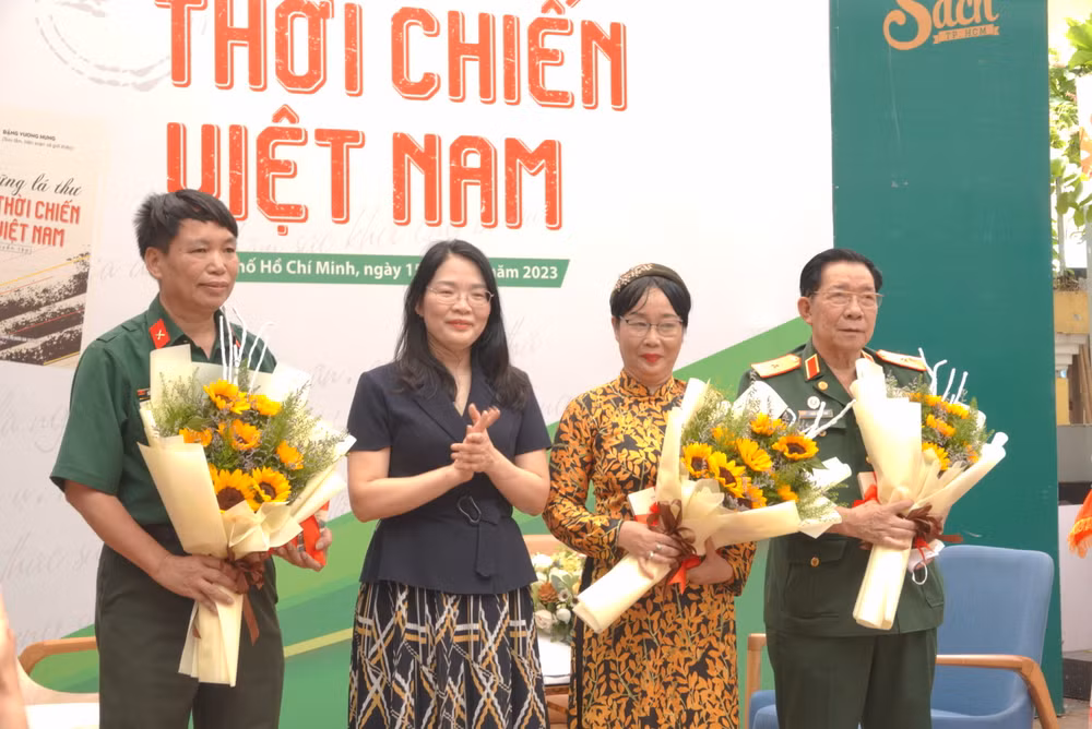 Đồng chí Nguyễn Hoài Anh, Phó Giám đốc, Phó Tổng Biên tập Nhà xuất bản Chính trị quốc gia Sự thật tặng hoa cho các khách mời trong buổi ra mắt sách.