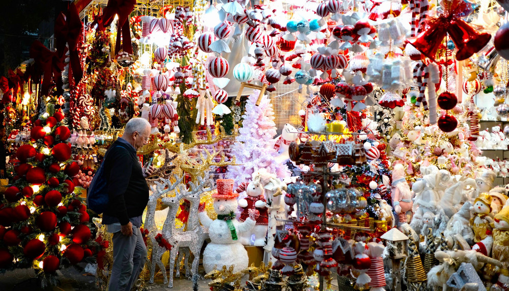 Ảnh] Du khách quốc tế thích thú khi bắt gặp "làng Giáng sinh" tại phố cổ Hà  Nội | Báo Nhân Dân điện tử