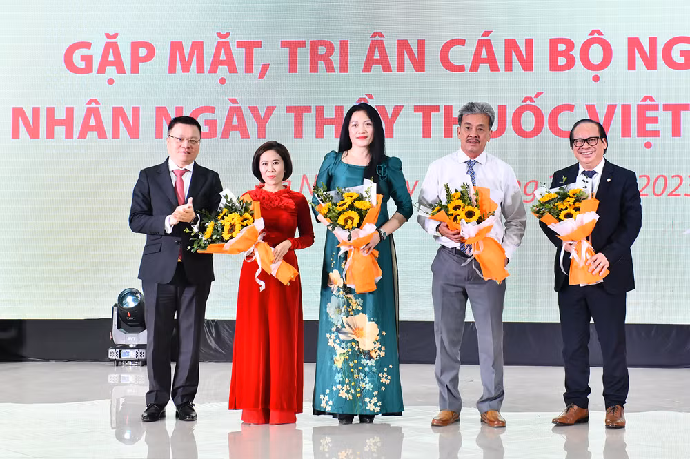 Đồng chí Lê Quốc Minh, Ủy viên Trung ương Đảng, Tổng Biên tập Báo Nhân Dân, Phó Trưởng Ban Tuyên giáo Trung ương, Chủ tịch Hội Nhà báo Việt Nam tặng hoa chúc mừng các bác sĩ, cán bộ y tế tại buổi gặp mặt. 