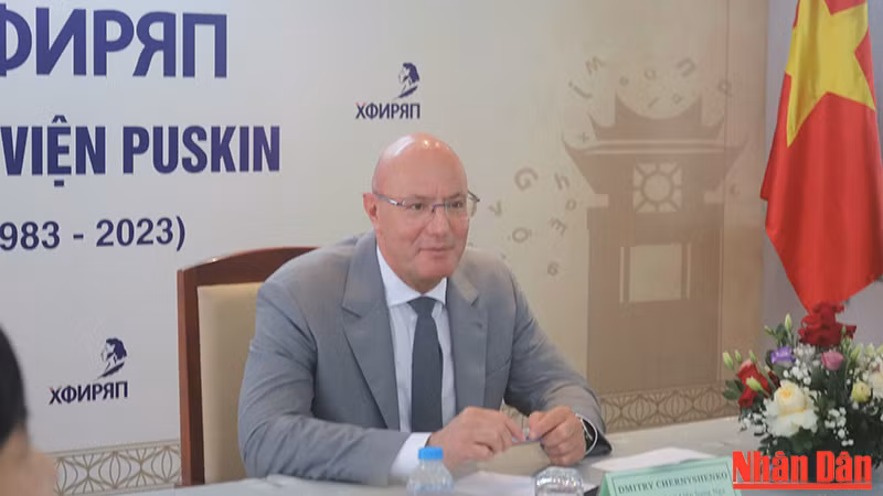 Phó Thủ tướng Nga Dmitry Chernyshenko phát biểu tại buổi gặp mặt.