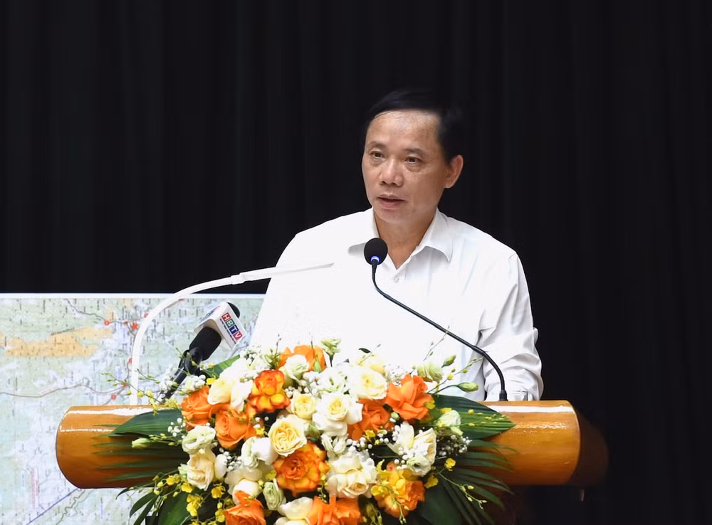 Chủ tịch UBND tỉnh Hoà Bình phát biểu.