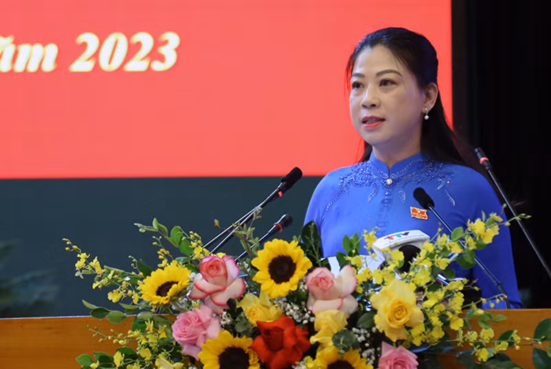 Đồng chí Lê Thị Kim Dung, Phó Bí thư Thường trực Tỉnh ủy, Chủ tịch Hội đồng nhân dân tỉnh Tuyên Quang phát biểu tại kỳ họp.