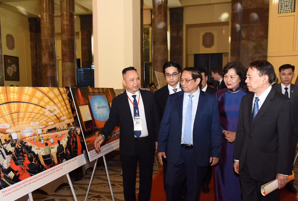 Thủ tướng Phạm Minh Chính và Chủ tịch ADB Masatsugu Asakawa tham quan khu trưng bày các hoạt động, dự án của Việt Nam từ nguồn vốn vay của ADB.