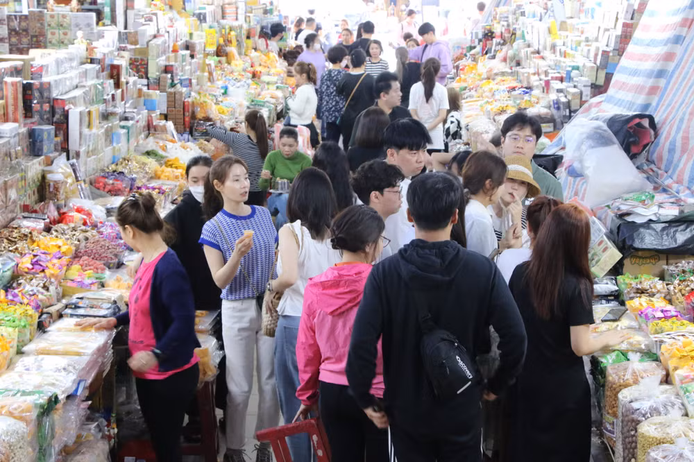 Du khách Hàn Quốc tấp nập mua sắm tại Chợ Hàn Đà Nẵng ngày cuối cùng của năm Âm lịch.