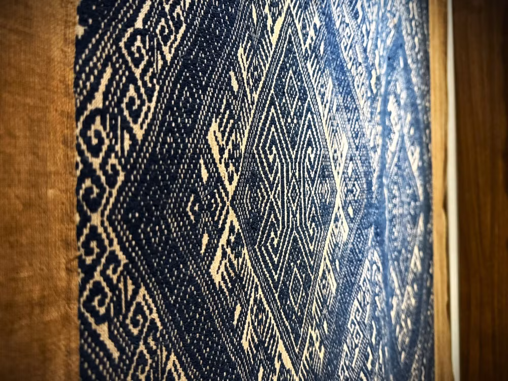 Tiến sĩ Vi Văn An, nguyên Trưởng phòng Nghiên cứu sưu tầm Bảo tàng Dân tộc học Việt Nam đánh giá, những hoa văn như con rồng, hoa quả sổ, hoa gai cọ đều là những những hoa rất phức tạp. Tiến sĩ Vi Văn An, nguyên Trưởng phòng Nghiên cứu sưu tầm Bảo tàng Dân tộc học Việt Nam đánh giá, những hoa văn như con rồng, hoa quả sổ, hoa gai cọ đều là những những hoa rất phức tạp.