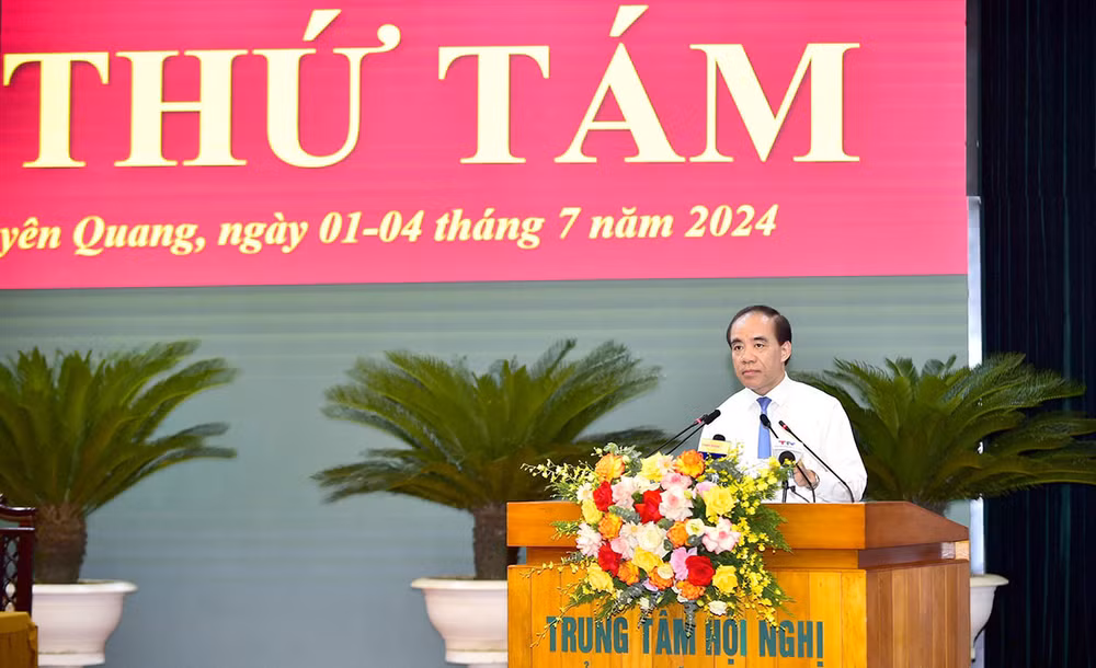 Đồng chí Chẩu Văn Lâm, Ủy viên Trung ương Đảng, Bí thư Tỉnh ủy Tuyên Quang phát biểu chỉ đạo tại kỳ họp.